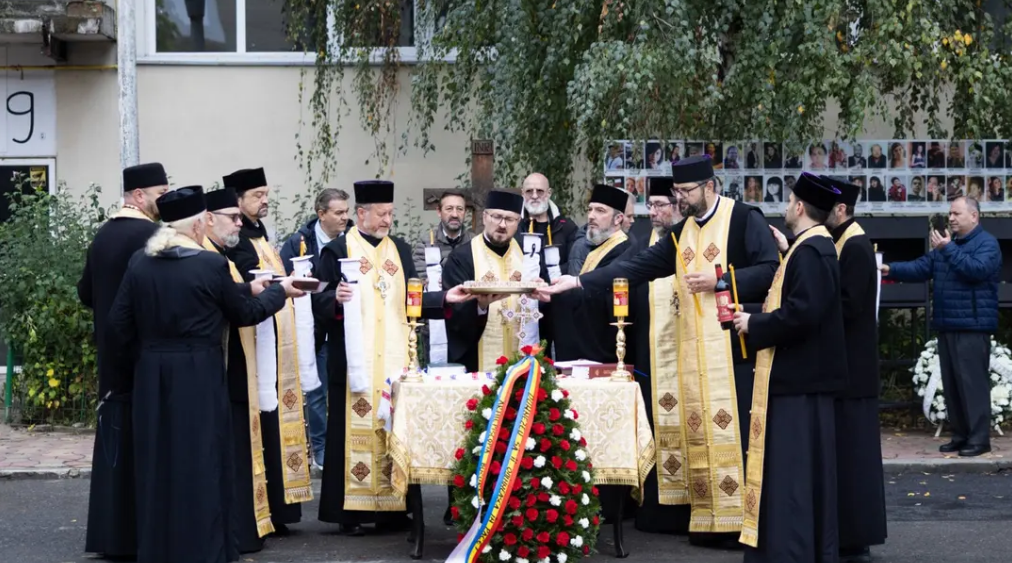 Προσευχή-για-τα-θύματα-πυρκαγιάς-σε-νυχτερινό-κέντρο-του-Βουκουρεστίου-11-χρόνια-μετά-την-τραγωδία
