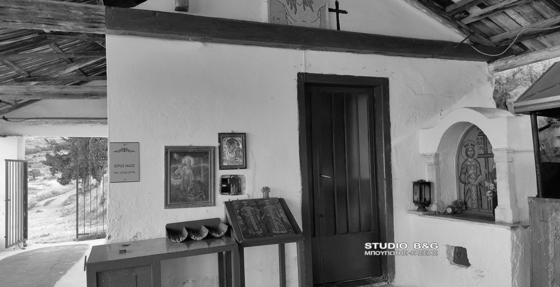 Στα-γαλάζια-νερά-της-Καραθώνας:-Το-εκκλησάκι-των-Αγίων-Κωνσταντίνου-και-Ελένης-και-η-εκατονταετής-σύνδεσή-του-με-τους-οικοδόμους-του-Ναυπλίου